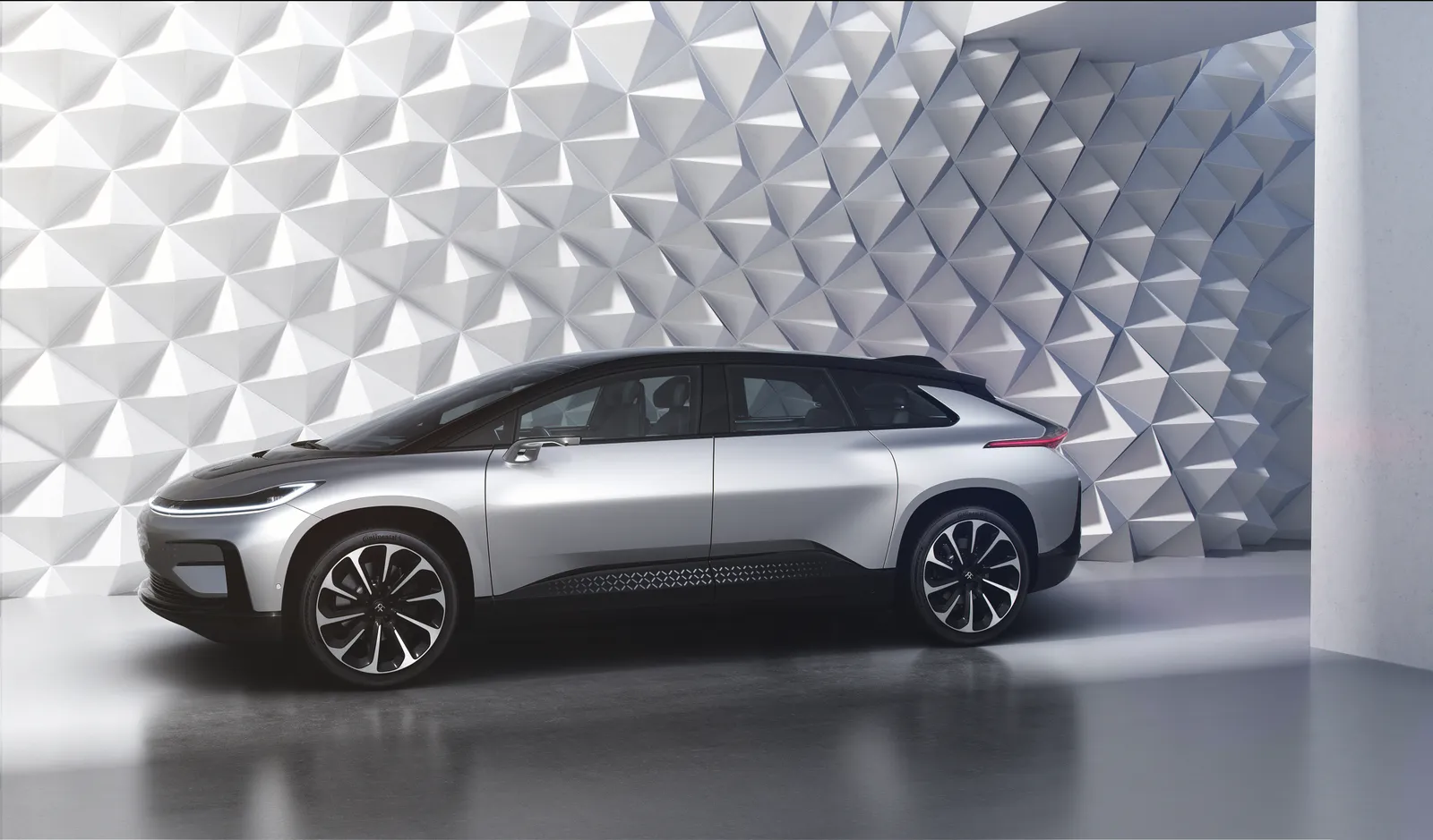 Faraday Future Plans Los Ua Ib Lub Tuam Txhab Rov Qab Sib Cais thiab ncua sij...