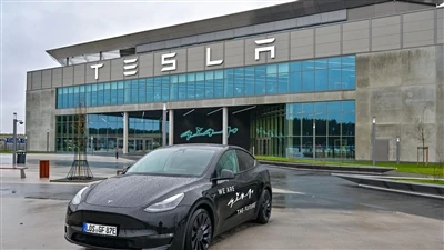 Nyob nruab nrab ntawm qhov xwm txheej ntxhov siab hauv Hiav Txwv Liab, Tesla ...