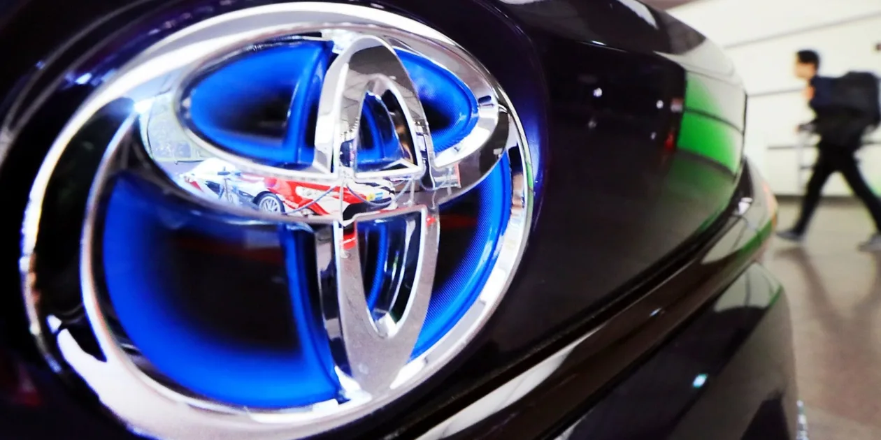 Toyota Yuav Sib Sau Cov Tsheb Hluav Taws Xob Hluav Taws Xob Ntawm Peb Lub Hoo...